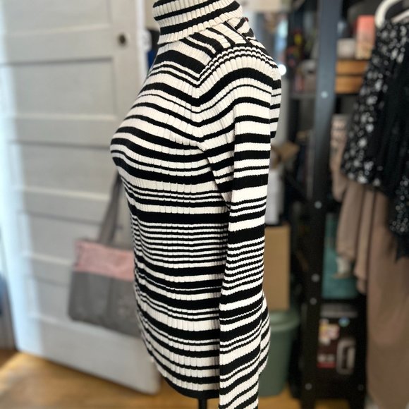 (NWOT) Black & White Stripped Turtle Neck Size LG - Picture 2 of 4